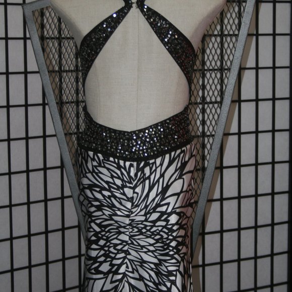 Backless Gown with Sequins details - Picture 5 of 6